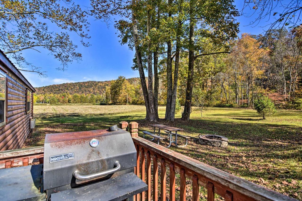 Rural Cabin Hideaway With Fire Pit And Mtn Views! Parsons 외부 사진